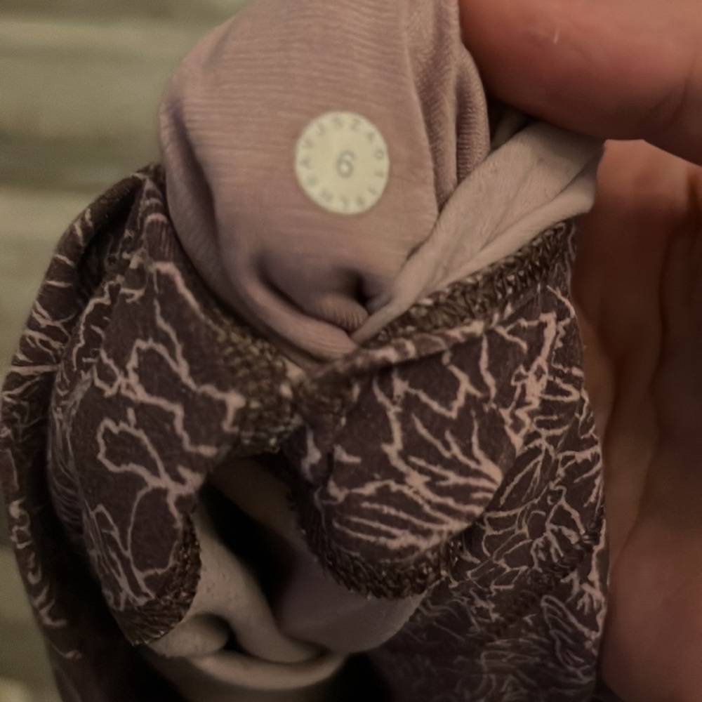 Lululemon purple flowery leggings - Picture 4 of 4